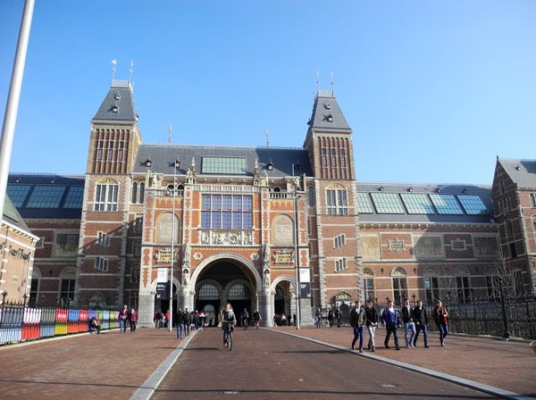 Door de poort van het vernieuwde Rijksmuseum.